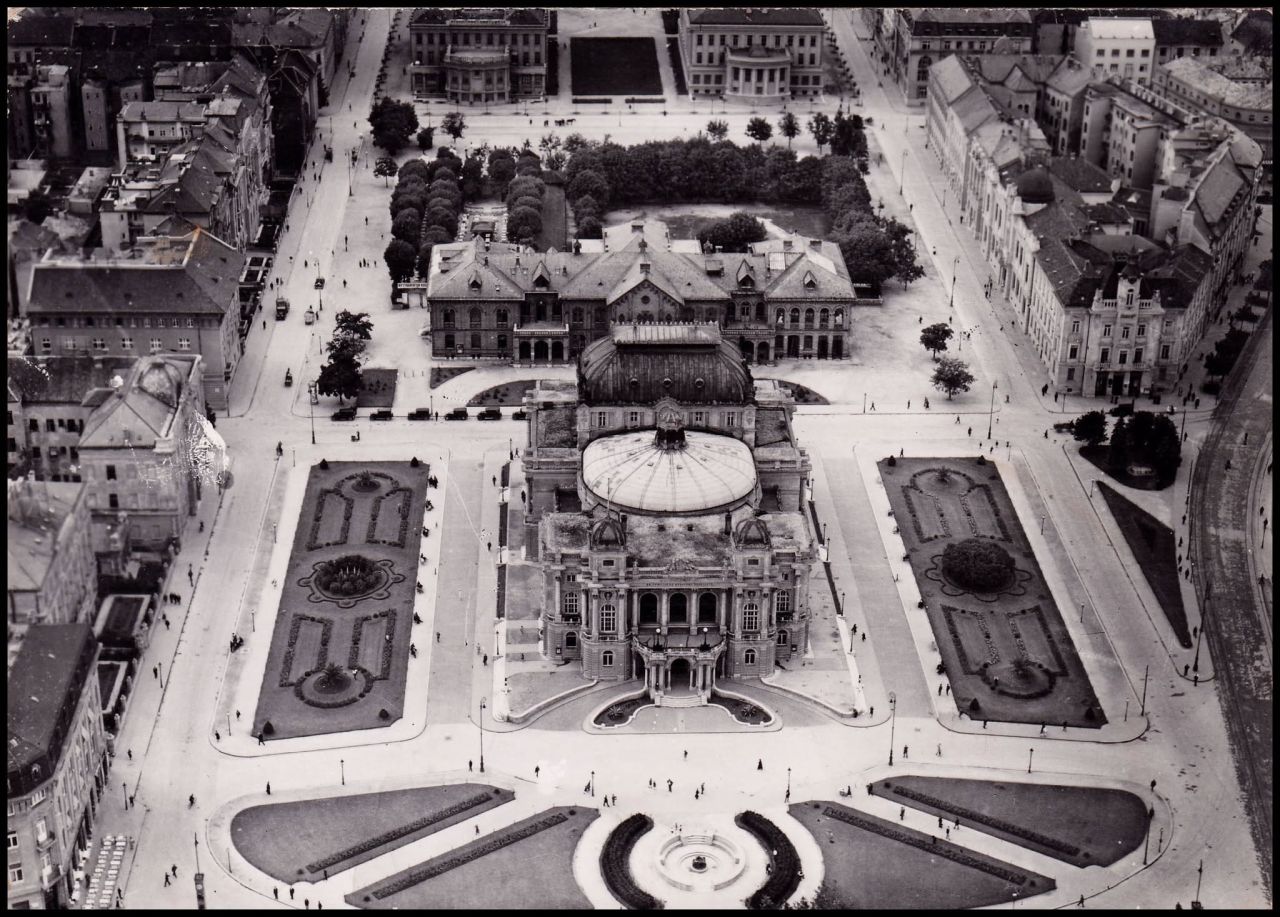 Hrvatsko državno kazalište slikano iz zrakoplova, 1942. godine, u korist izložbe Hrvatska krila
